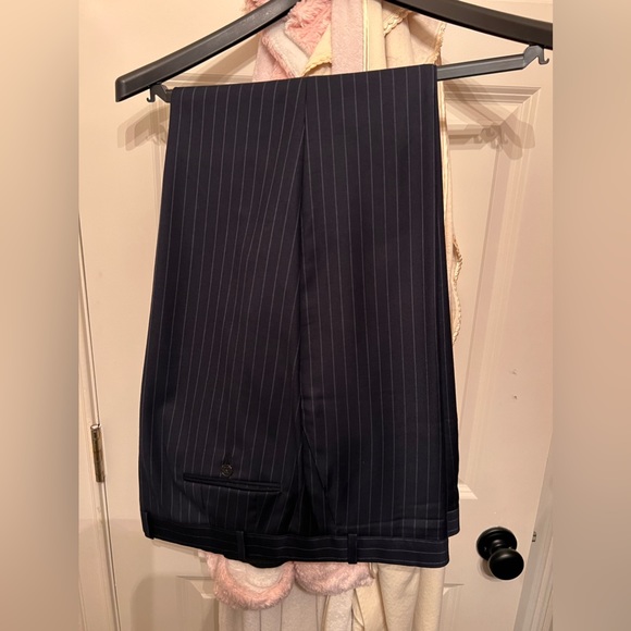 Blue pinstripe Lauren by Ralph Lauren suit, 52R jacket, 44/30 pant. - Picture 4 of 4